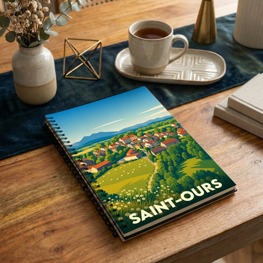 Carnet de notes à spirales souvenir de la ville de Saint-Ours avec une illustration stylisée de son paysage vallonné.