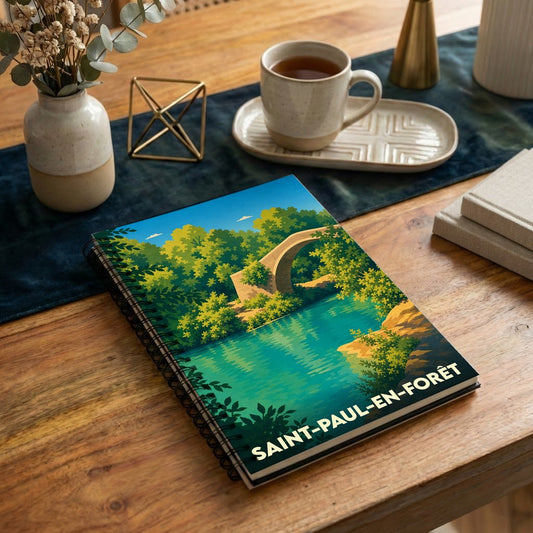 Carnet souvenir de la ville de Saint-Paul-en-Forêt avec une illustration stylisée d'un pont en pierre en pleine nature.