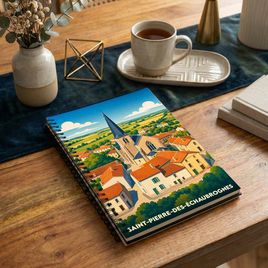 Carnet de notes souvenir de la ville de Saint-Pierre-des-Échaubrognes avec une illustration stylisée de son église et de ses toits.