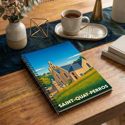 Carnet à spirales souvenir de Saint-Quay-Perros avec une illustration stylisée de son église et de son paysage.