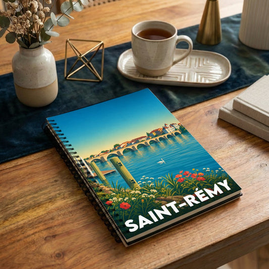 Carnet à spirales souvenir de la ville de Saint-Rémy avec une illustration stylisée d'un paysage fluvial.