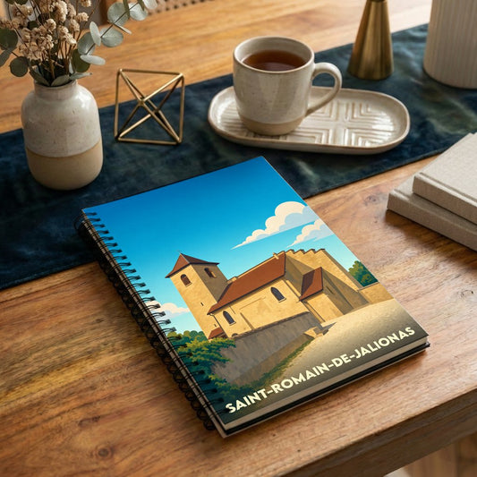 Carnet à spirale souvenir de la ville de Saint-Romain-de-Jalionas avec une illustration stylisée de son église.