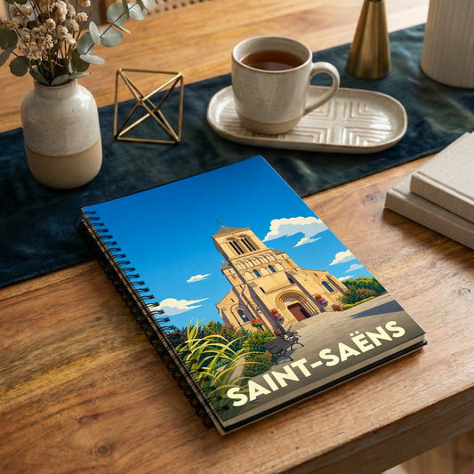 Carnet à spirales souvenir de la ville de Saint-Saëns avec une illustration stylisée de son église.