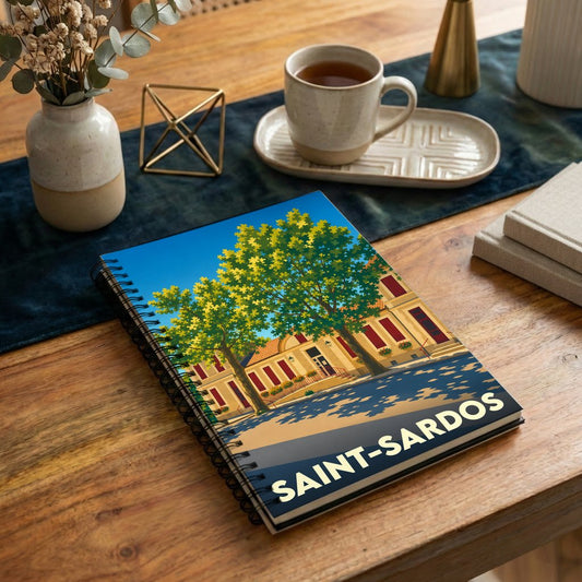 Carnet à spirales souvenir de la ville de Saint-Sardos avec une illustration stylisée et colorée.