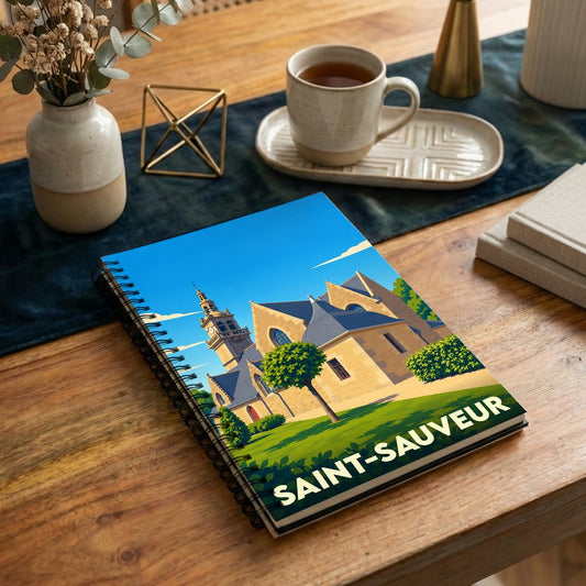 Carnet souvenir de la ville de Saint-Sauveur avec une illustration stylisée de son église.