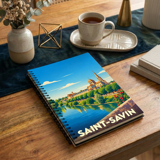 Carnet à spirales souvenir de la ville de Saint-Savin avec une illustration stylisée de son abbaye au bord de l'eau.