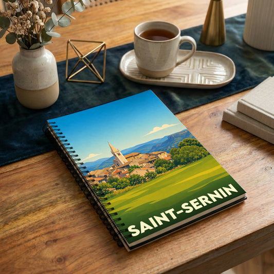 Carnet à spirales souvenir de la ville de Saint-Sernin avec une illustration stylisée de son paysage urbain.