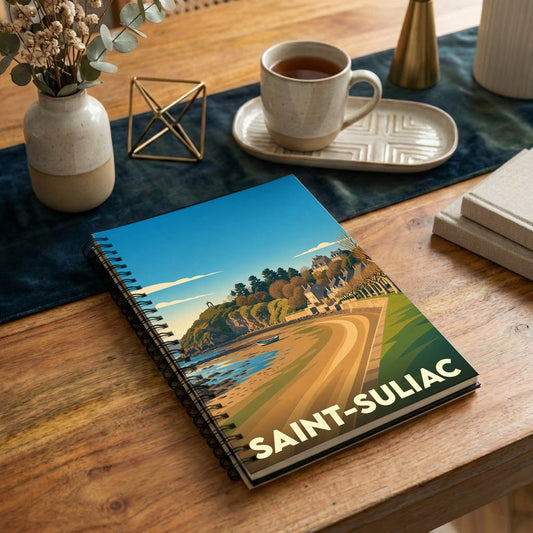 Carnet de notes souvenir de la ville de Saint-Suliac illustré d'un paysage côtier stylisé.