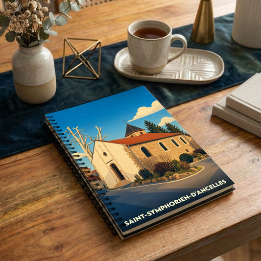 Carnet de notes souvenir de Saint-Symphorien-d'Ancelles avec une illustration stylisée de son église.