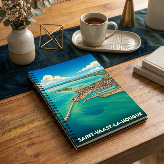 Carnet souvenir de la ville de Saint-Vaast-la-Hougue avec une illustration stylisée de son port et de son littoral.