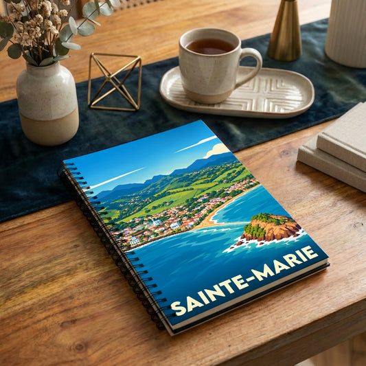 Carnet à spirales souvenir de la ville de Sainte-Marie avec une illustration stylisée de sa côte et de son célèbre tombolo.