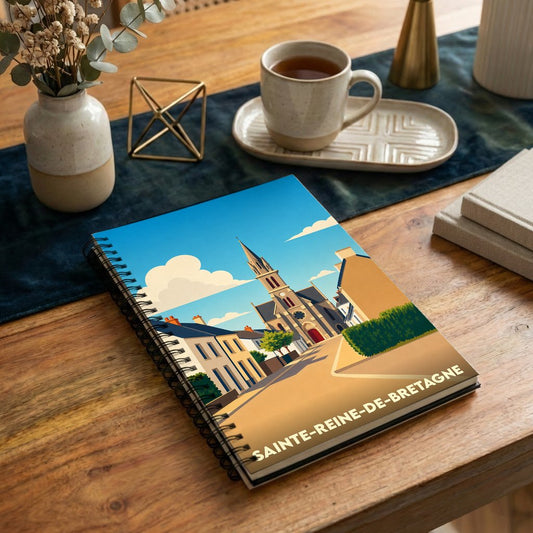 Carnet de notes à spirales avec une illustration stylisée de la ville de Sainte-Reine-de-Bretagne.