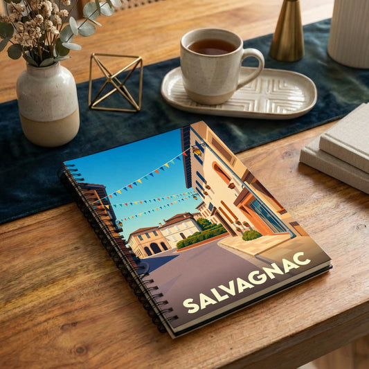 Carnet à spirales souvenir de la ville de Salvagnac avec une illustration stylisée et colorée.