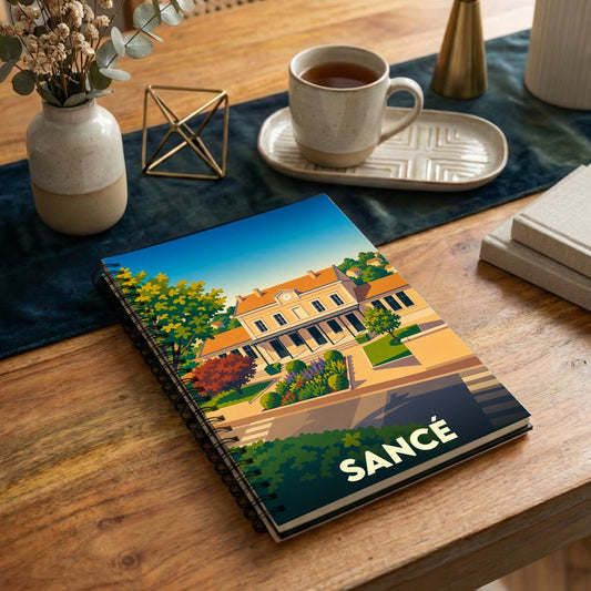 Carnet à spirales souvenir de la ville de Sancé avec une illustration stylisée de sa mairie.