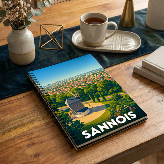 Carnet à spirale souvenir de la ville de Sannois avec une illustration stylisée d'un moulin surplombant la ville.