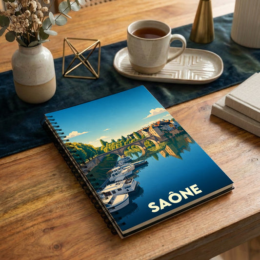 Carnet souvenir de la Saône avec une illustration stylisée d'un pont et de bateaux.