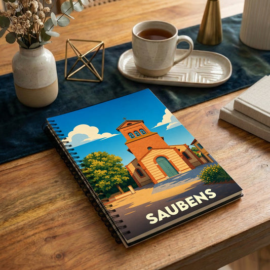 Carnet à spirales souvenir de la ville de Saubens orné d'une illustration stylisée de son église.