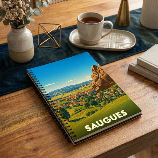 Carnet à spirales souvenir de la ville de Saugues avec une illustration stylisée de son paysage et de la bête du Gévaudan.