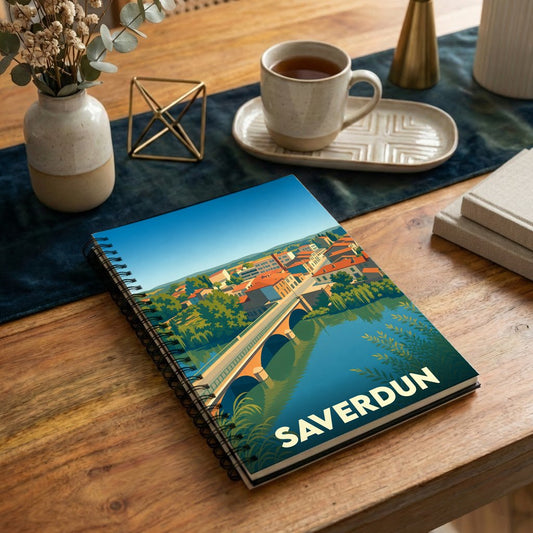 Carnet souvenir de la ville de Saverdun avec une illustration stylisée d'un pont et d'une rivière.