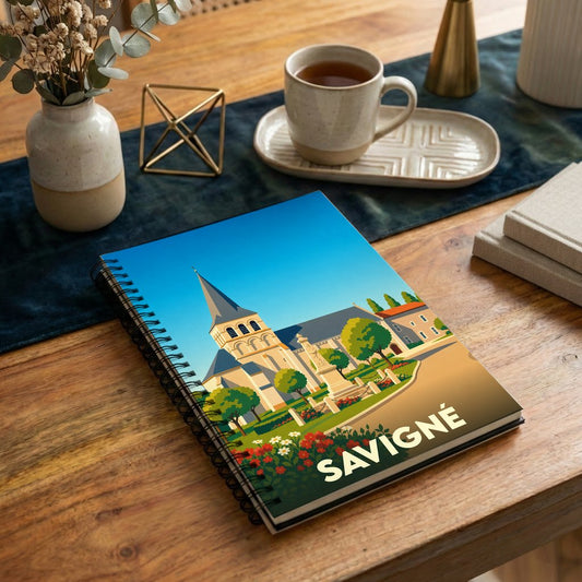 Carnet de notes souvenir de la ville de Savigné avec une illustration stylisée de son église.