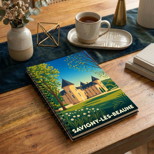 Carnet souvenir de Savigny-lès-Beaune avec une illustration stylisée de son château.