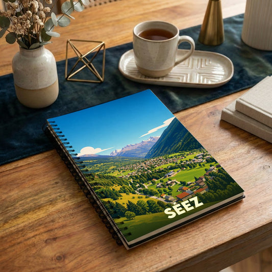Carnet à spirales souvenir de la ville de Séez avec une illustration stylisée de ses paysages montagneux.