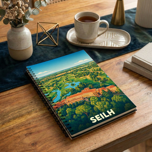 Carnet souvenir de la ville de Seilh avec une illustration stylisée d'un paysage de golf et son hôtel.