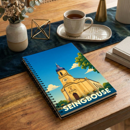 Carnet à spirales souvenir de la ville de Seingbouse avec une illustration stylisée de son église.