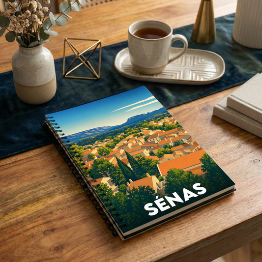 Carnet à spirales souvenir de la ville de Sénas avec une illustration stylisée de ses toits provençaux.