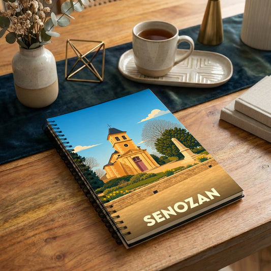 Carnet de notes à spirales avec une illustration stylisée de l'église de Senozan.