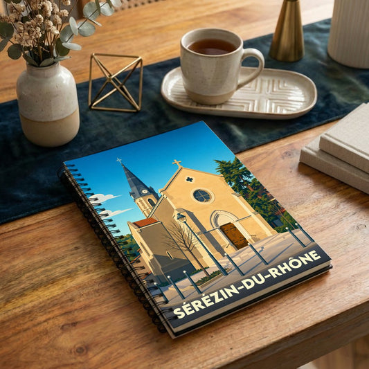 Carnet à spirales souvenir de Sérézin-du-Rhône avec une illustration stylisée de son église.