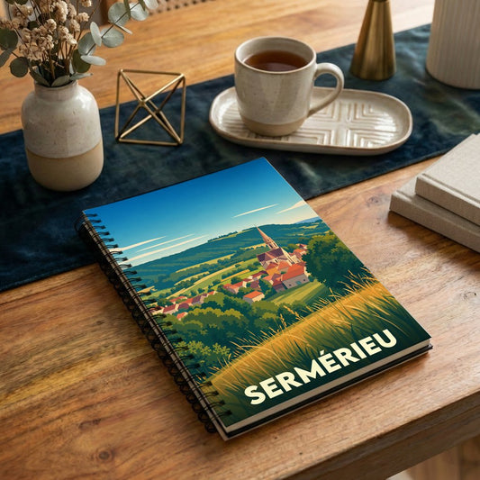 Carnet à spirales souvenir de la ville de Sermérieu avec une illustration stylisée de son paysage champêtre.