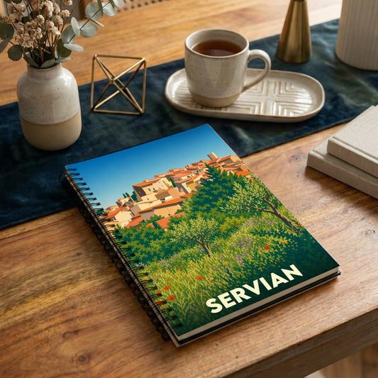 Carnet à spirales souvenir de la ville de Servian avec une illustration stylisée de son paysage urbain et de sa végétation.