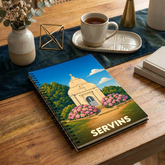 Carnet à spirale souvenir de la ville de Servins avec une illustration stylisée d'une chapelle fleurie.