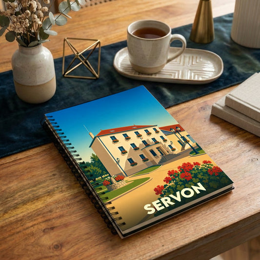 Carnet à spirales souvenir de la ville de Servon avec une illustration colorée et stylisée de son hôtel de ville.