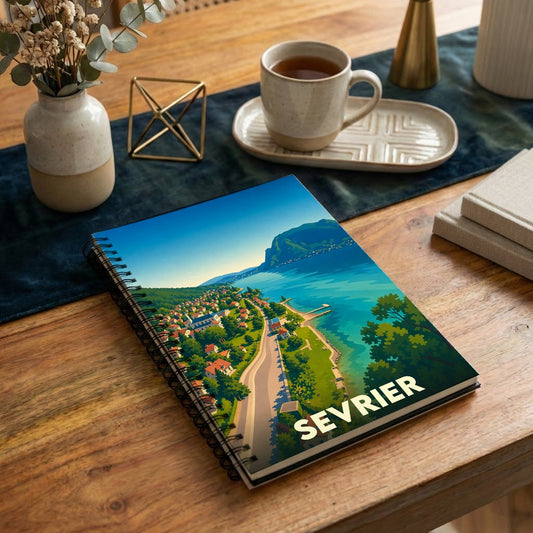 Carnet à spirales souvenir de la ville de Sevrier avec une illustration stylisée de son lac et de ses montagnes.