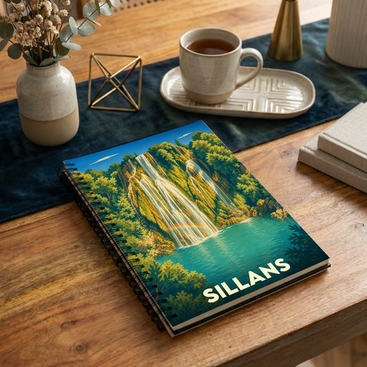 Carnet à spirales souvenir de la ville de Sillans avec une illustration stylisée de sa cascade.