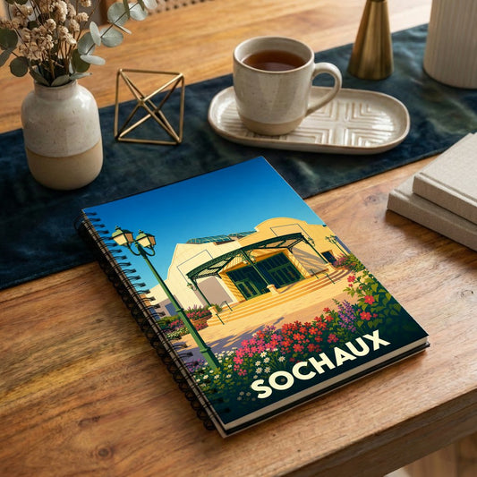 Carnet à spirales souvenir de la ville de Sochaux avec une illustration stylisée et colorée.