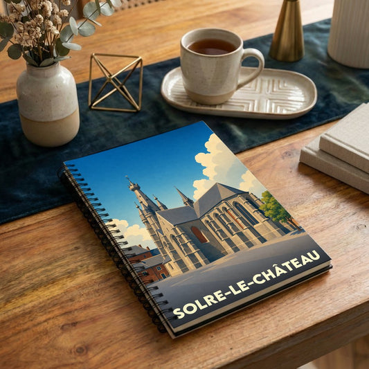Carnet souvenir de la ville de Solre-le-Château illustré d'un dessin stylisé de son église emblématique.
