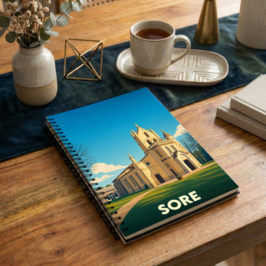 Carnet de notes à spirales souvenir de la ville de Sore avec une illustration stylisée d'église.