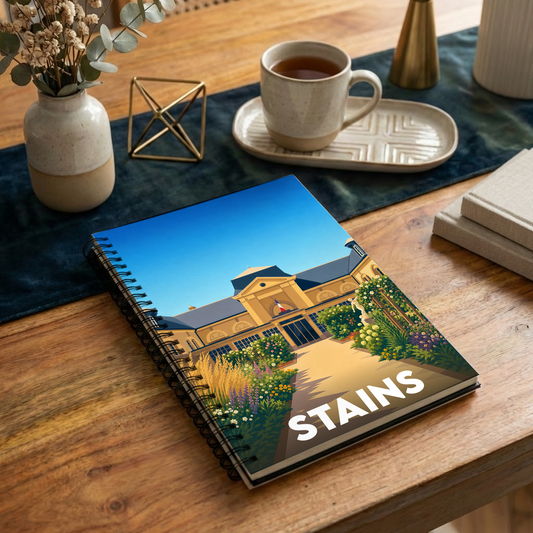 Carnet souvenir de la ville de Stains avec une illustration stylisée de son hôtel de ville et de ses jardins.
