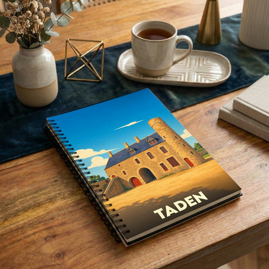 Carnet à spirales souvenir de la ville de Taden avec une illustration stylisée de son manoir.