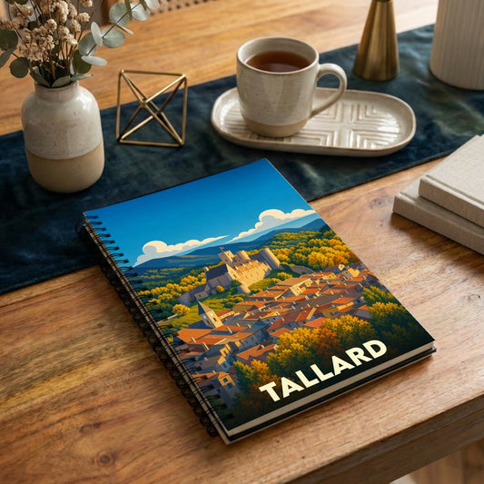 Carnet à spirales souvenir de la ville de Tallard avec une illustration stylisée de son château et de ses toits.