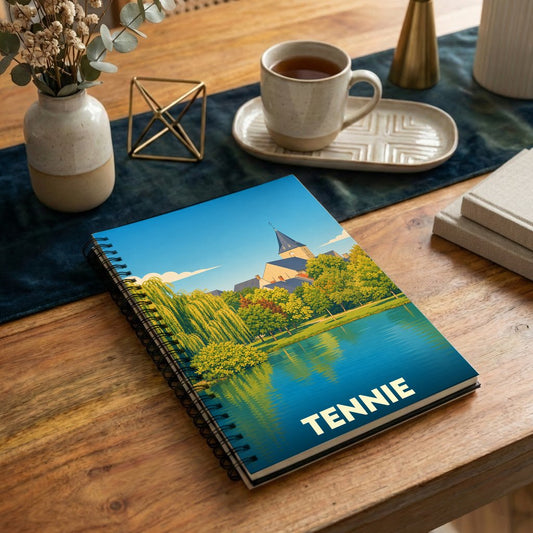 Carnet souvenir de la ville de Tennie illustré par un paysage lacustre stylisé.