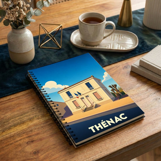 Carnet à spirale souvenir de la ville de Thénac avec une illustration stylisée de sa mairie.