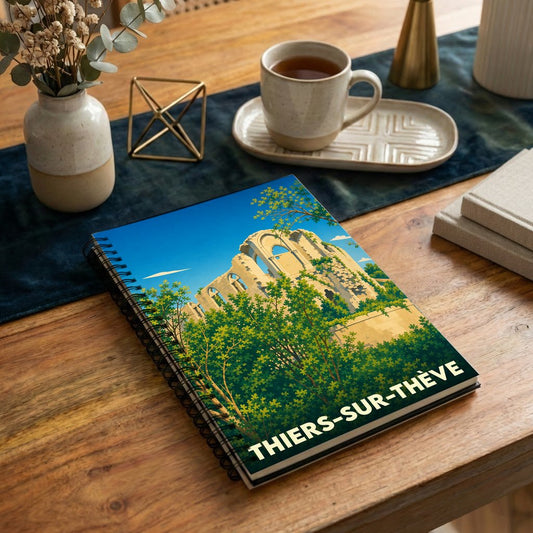 Carnet de notes à spirales souvenir de la ville de Thiers-sur-Thève avec une illustration stylisée de ruines historiques.