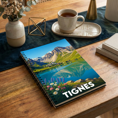 Carnet souvenir de la ville de Tignes avec une illustration stylisée de ses montagnes et de son lac.