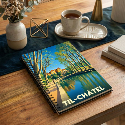 Carnet souvenir de la ville de Til-Châtel avec une illustration stylisée d'un paysage au bord de l'eau.