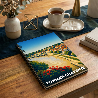 Carnet à spirales souvenir de la ville de Tonnay-Charente avec une illustration stylisée des bords de Charente.