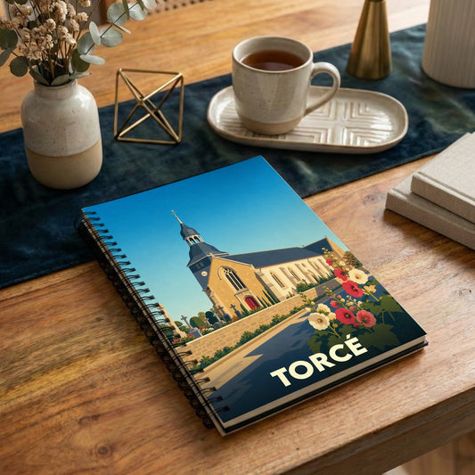 Carnet souvenir de la ville de Torcé avec une illustration stylisée de son église et de fleurs colorées.